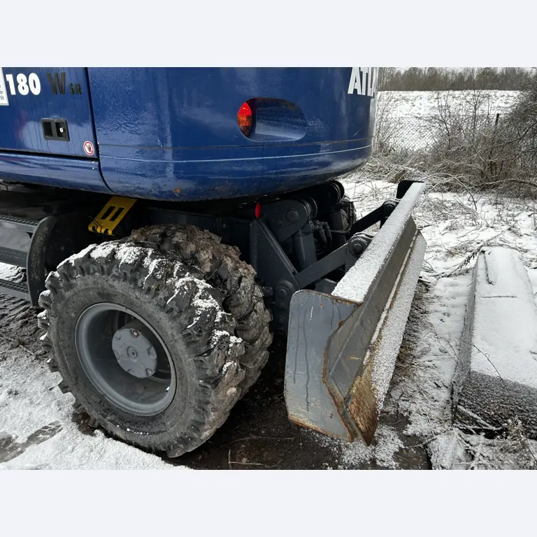Vehículos en buen estado de la zona portuaria-13