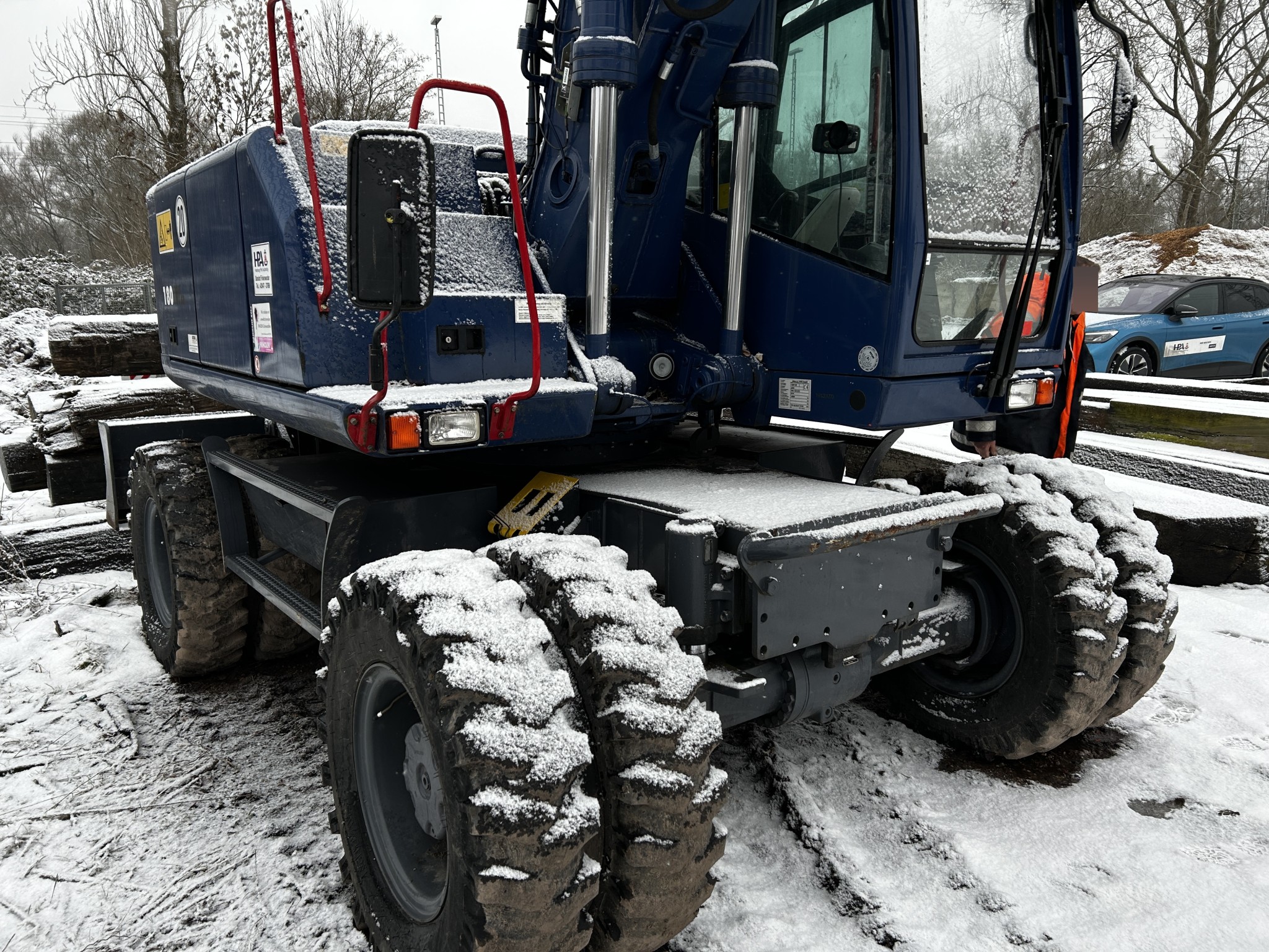 Vehículos en buen estado de la zona portuaria-14