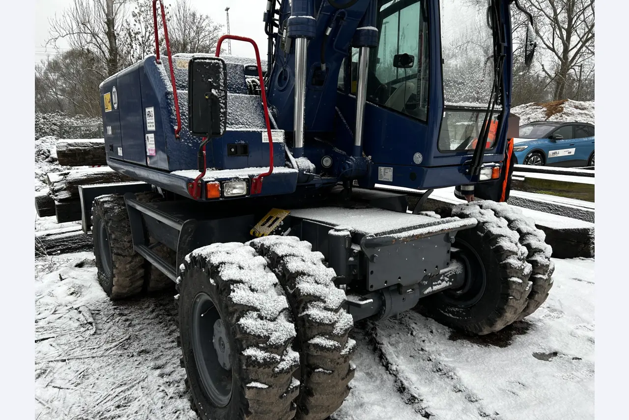 Vehículos en buen estado de la zona portuaria-14