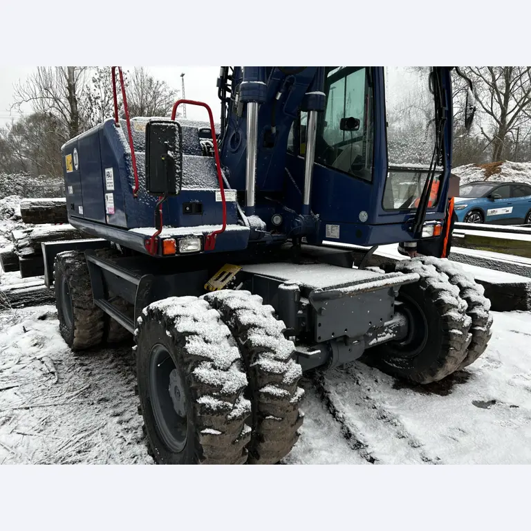 Vehículos en buen estado de la zona portuaria-14