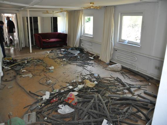 Working ship (direction finding boat) "Deepenschriewer IV" <br>and living barge "WS 3"-17