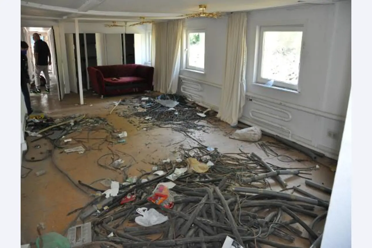 Working ship (direction finding boat) "Deepenschriewer IV" <br>and living barge "WS 3"-17