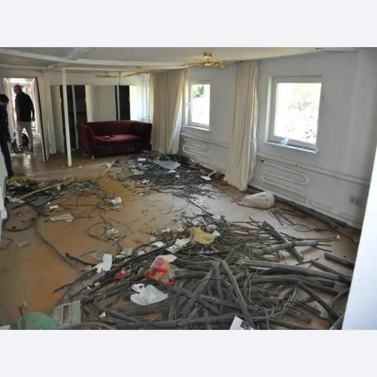 Working ship (direction finding boat) "Deepenschriewer IV" <br>and living barge "WS 3"-17