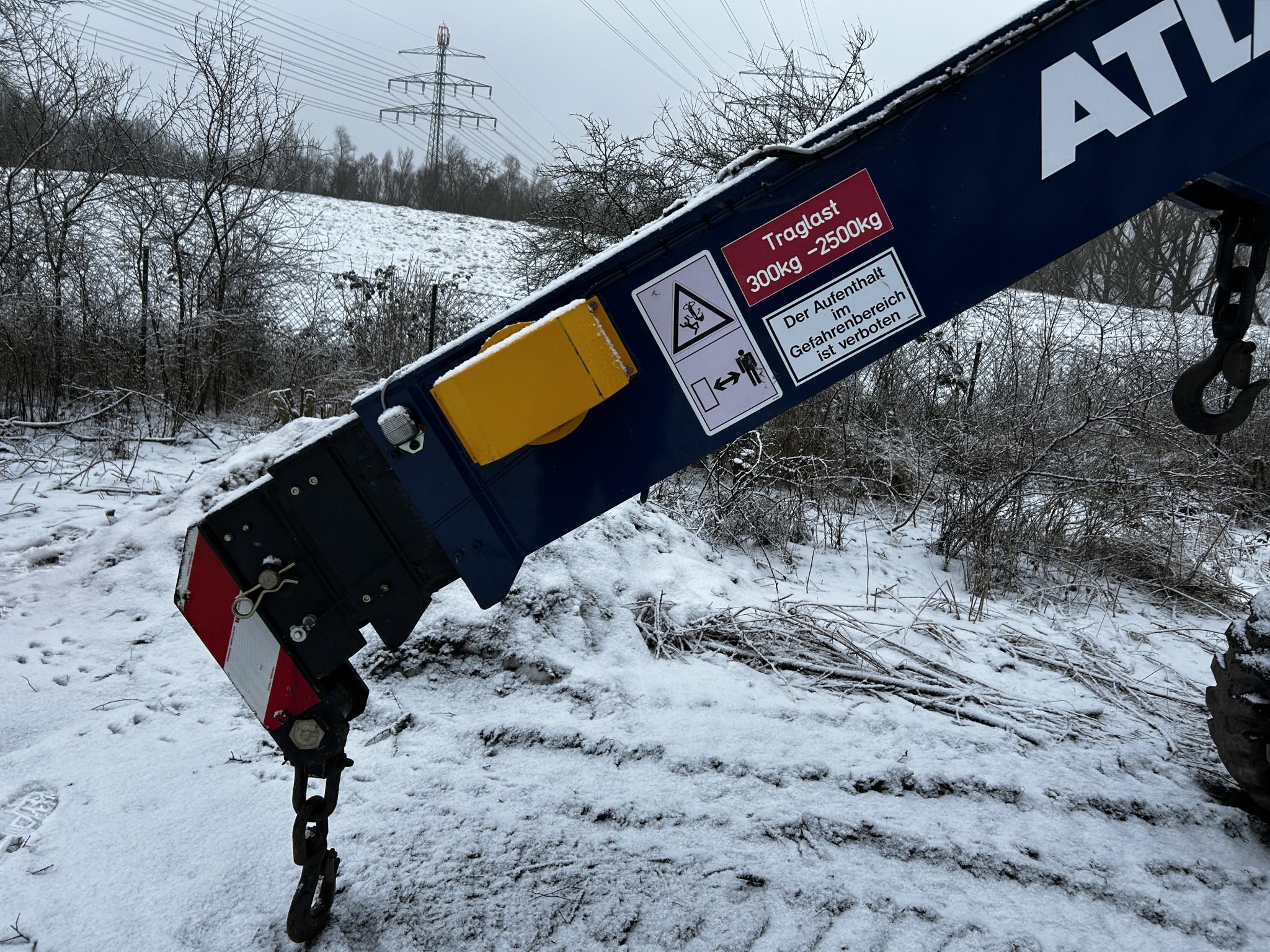 Vehículos en buen estado de la zona portuaria-2