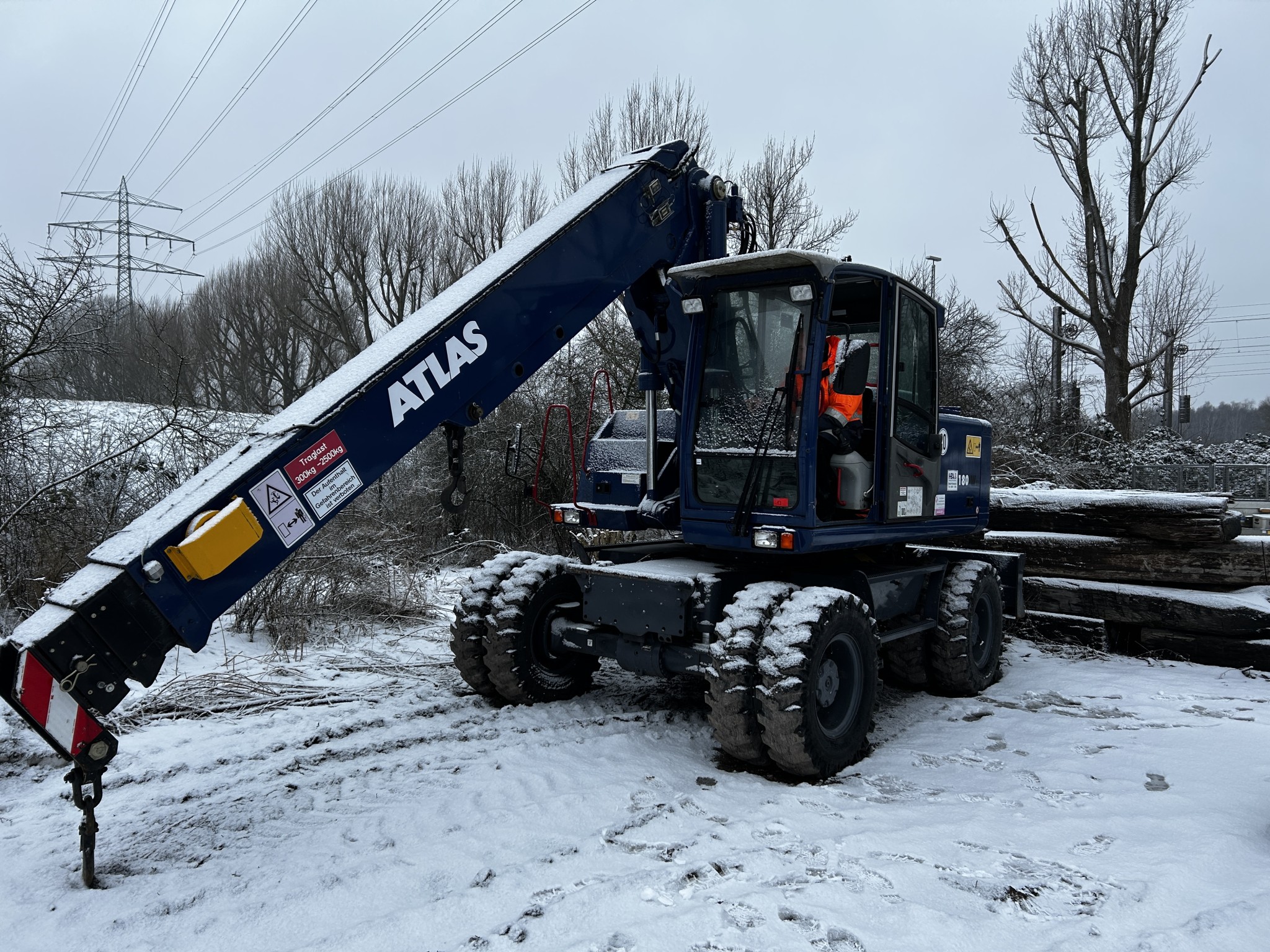 Vehículos en buen estado de la zona portuaria-1