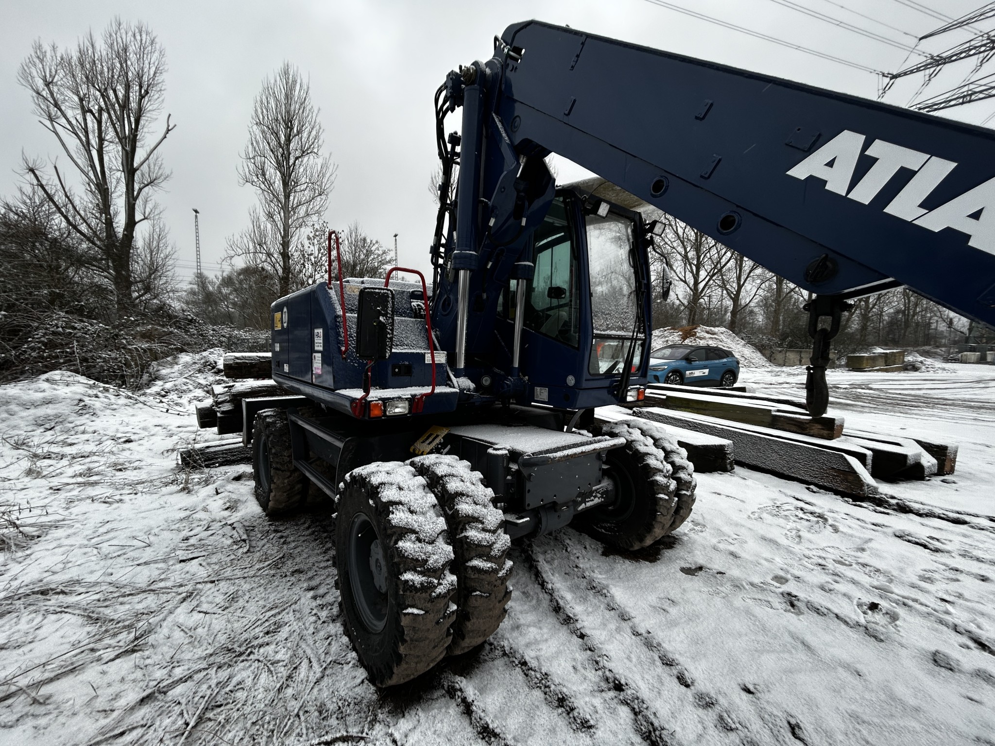 Vehículos en buen estado de la zona portuaria-3