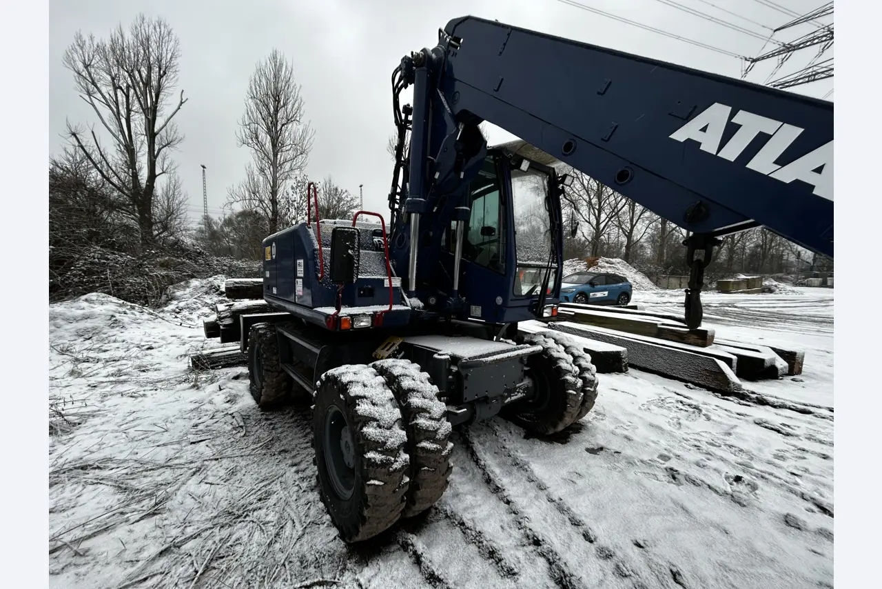 Vehículos en buen estado de la zona portuaria-3