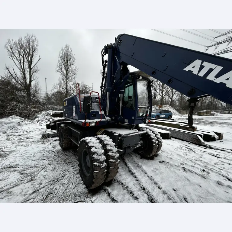 Vehículos en buen estado de la zona portuaria-3