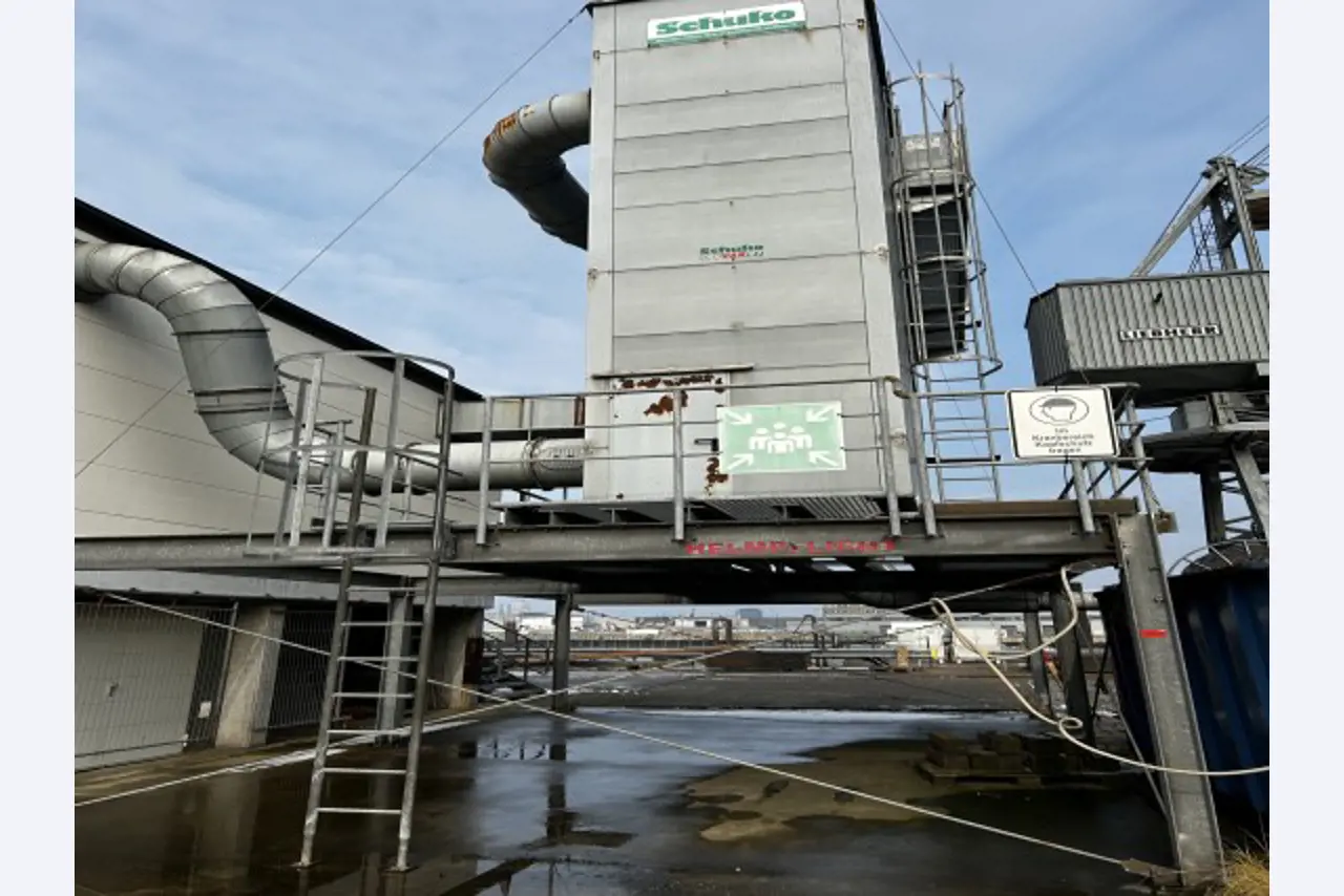 Working ship (direction finding boat) "Deepenschriewer IV" <br>and living barge "WS 3"-5