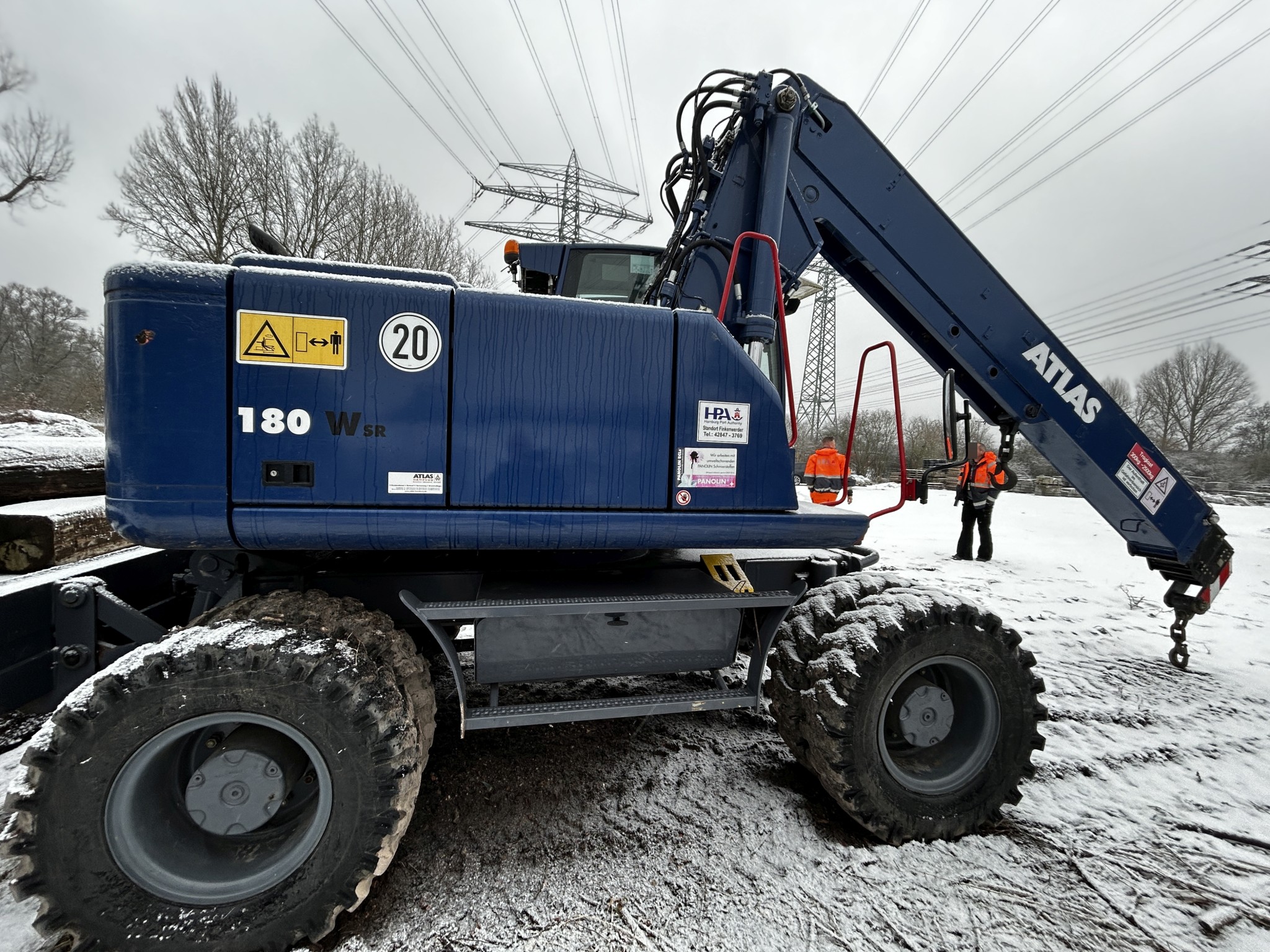 Vehículos en buen estado de la zona portuaria-4