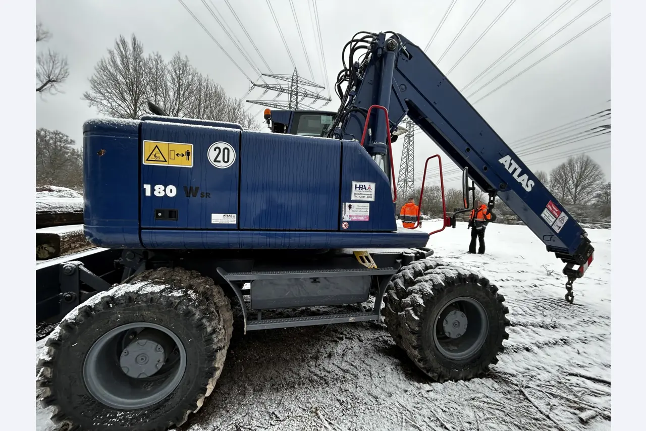 Vehículos en buen estado de la zona portuaria-4