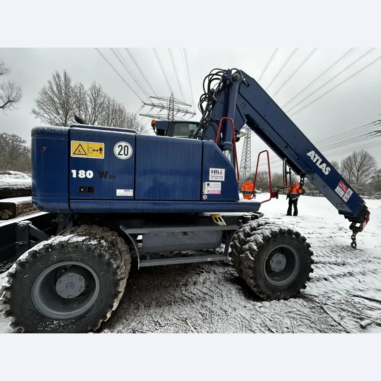 Vehículos en buen estado de la zona portuaria-4