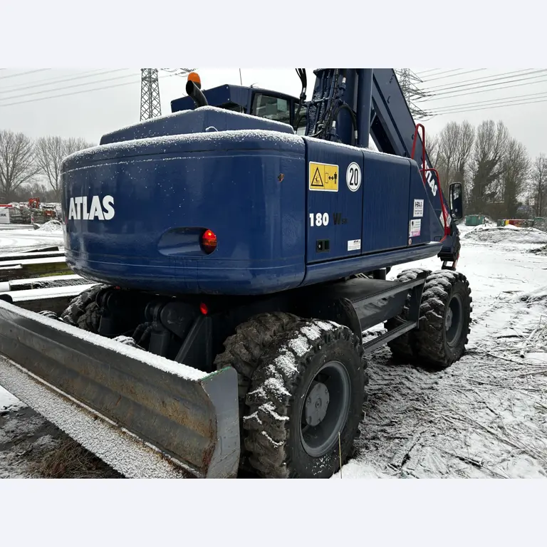 Vehículos en buen estado de la zona portuaria-5
