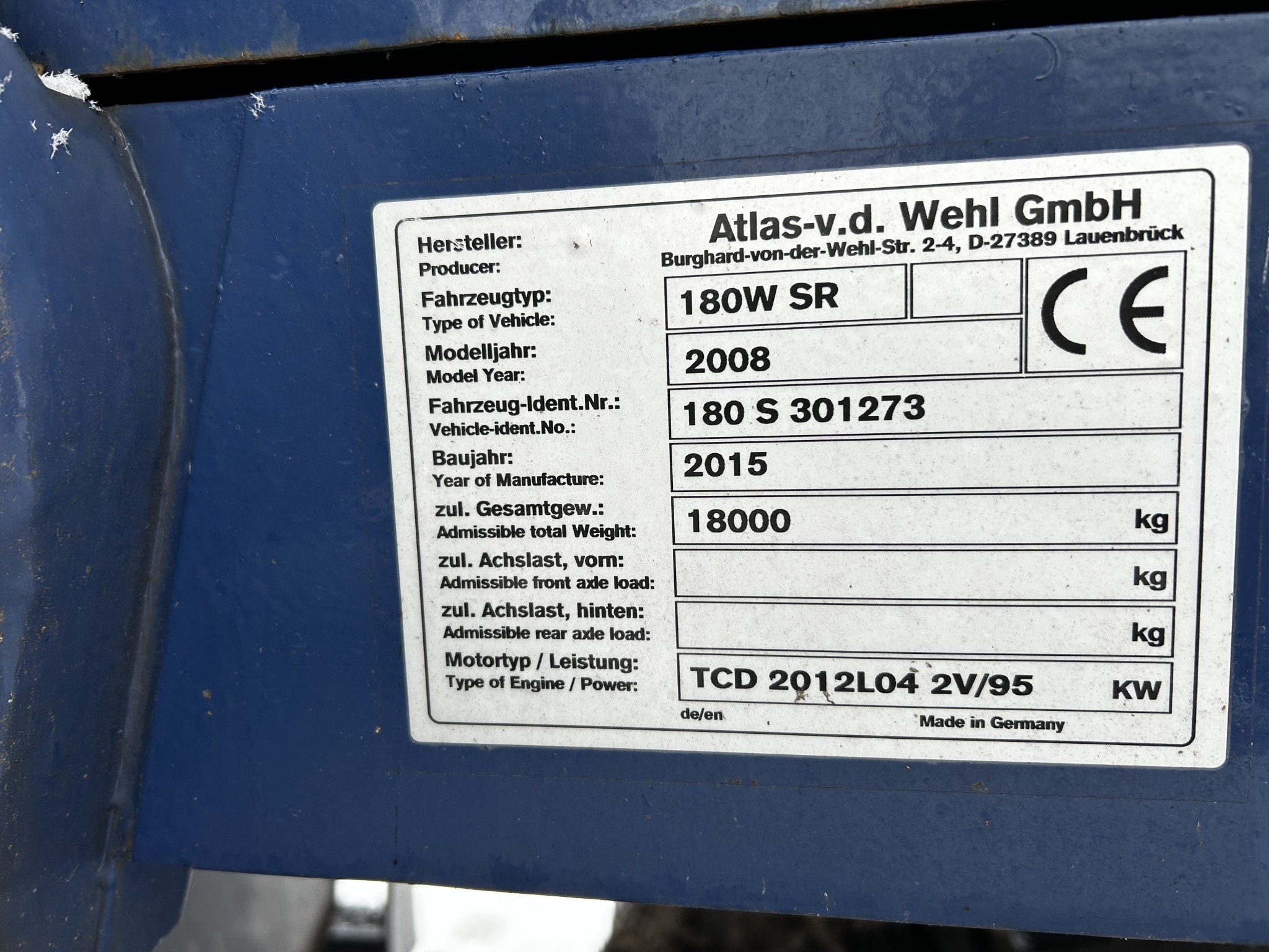 Vehículos en buen estado de la zona portuaria-6