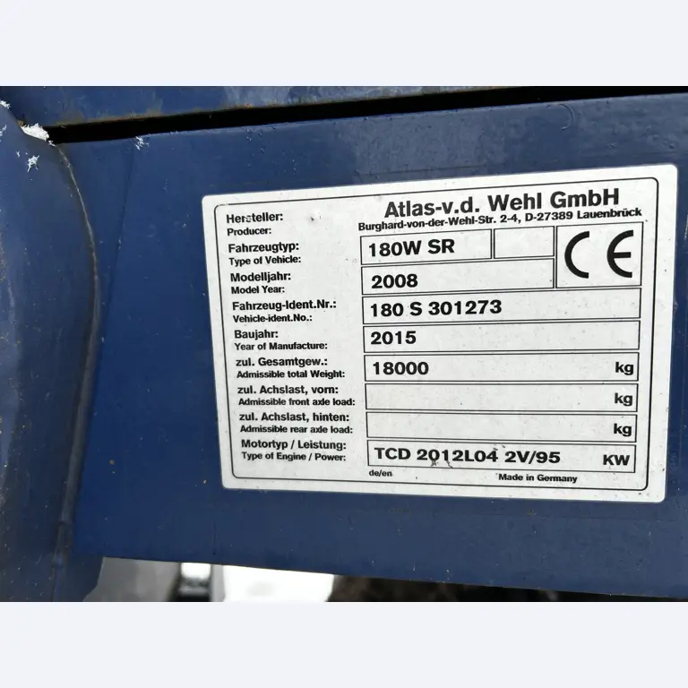 Vehículos en buen estado de la zona portuaria-6