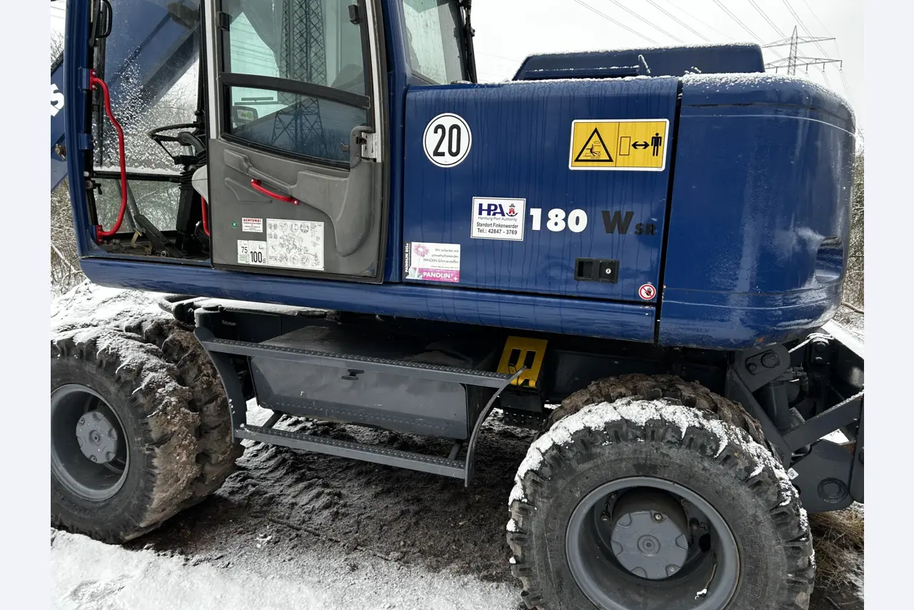 Vehículos en buen estado de la zona portuaria-7