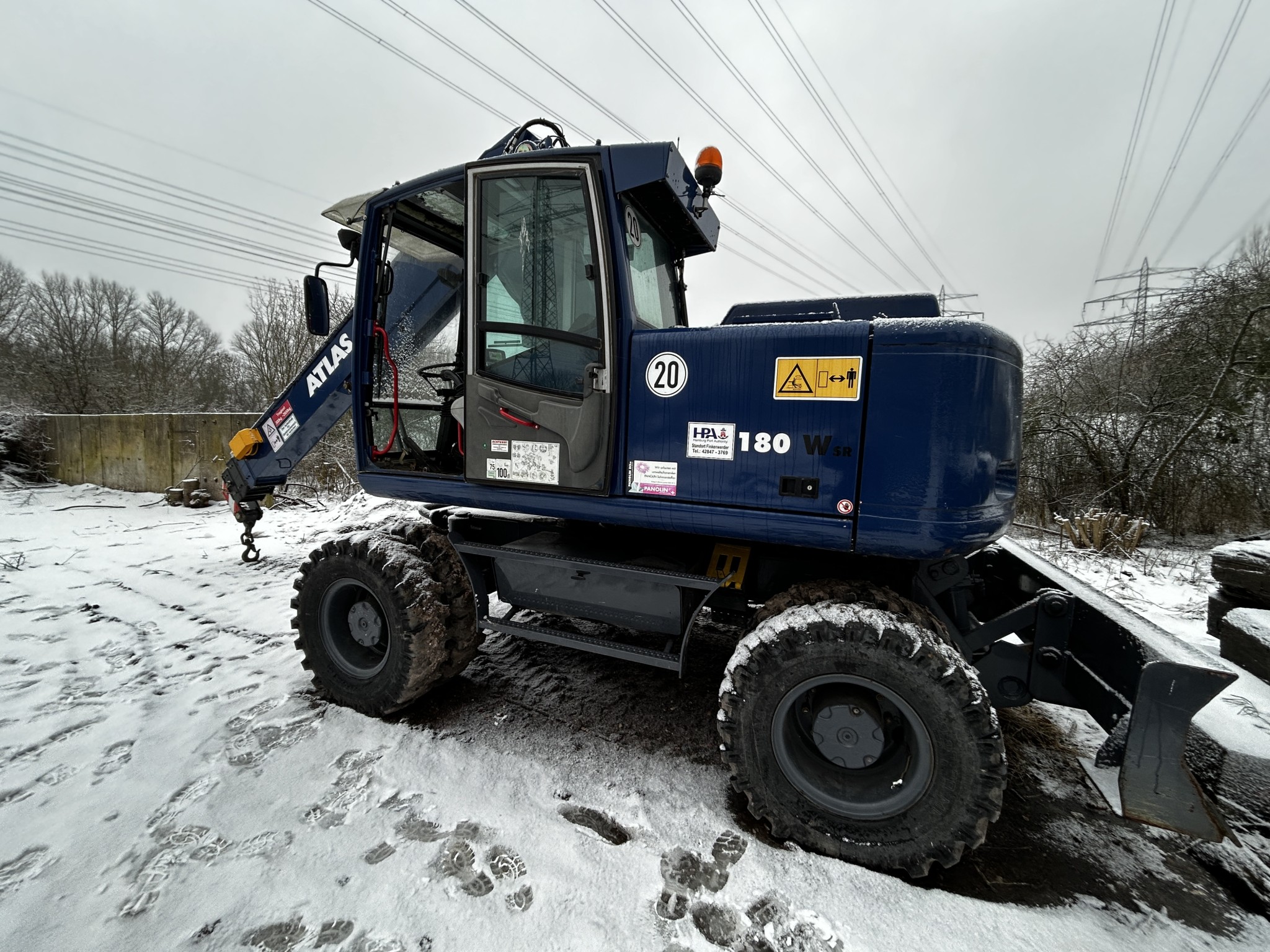 Vehículos en buen estado de la zona portuaria-8