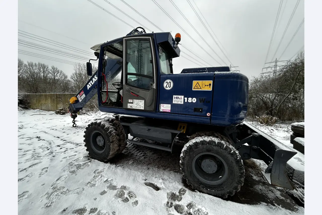 Vehículos en buen estado de la zona portuaria-8