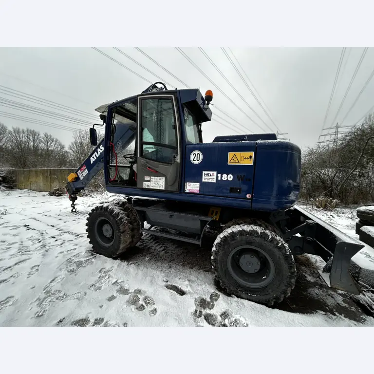 Vehículos en buen estado de la zona portuaria-8