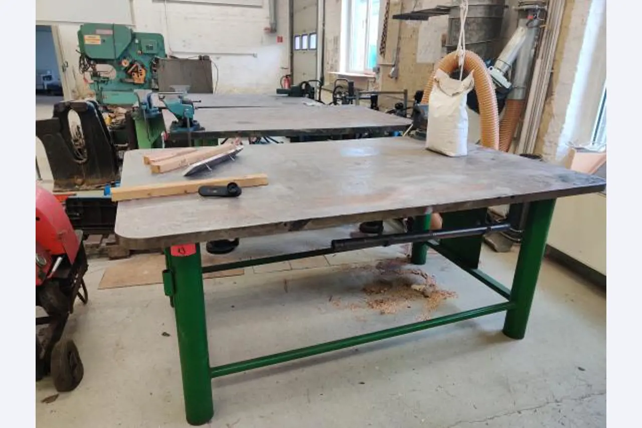 Working ship (direction finding boat) "Deepenschriewer IV" <br>and living barge "WS 3"-1