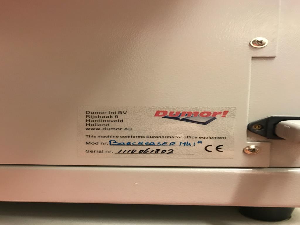 Dobře udržované dřevoobráběcí stroje, odsávací systémy a ruční nářadí v dřevařské dílně/přístavu.-10