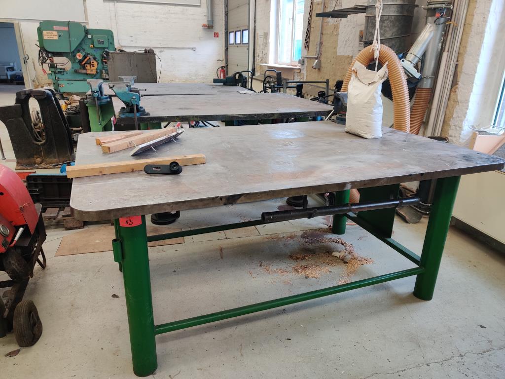 Dobře udržované dřevoobráběcí stroje, odsávací systémy a ruční nářadí v dřevařské dílně/přístavu.-1