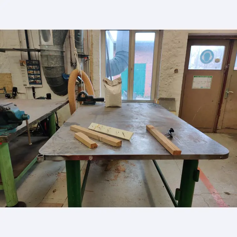 Máquinas para trabajar la madera, sistemas de extracción y herramientas manuales en buen estado en un taller/puerto de madera-2