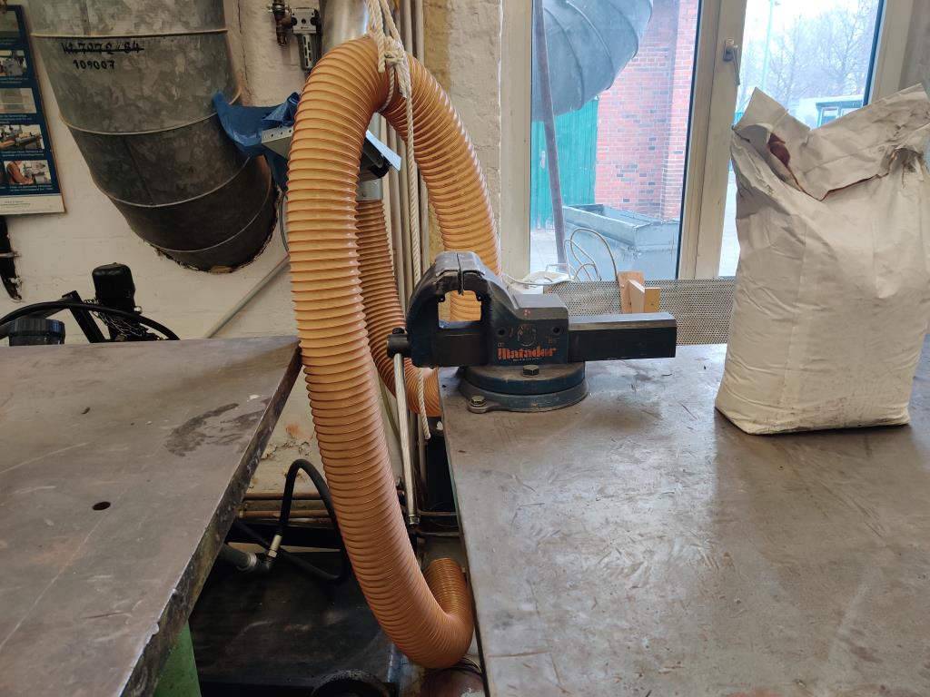 Dobře udržované dřevoobráběcí stroje, odsávací systémy a ruční nářadí v dřevařské dílně/přístavu.-3