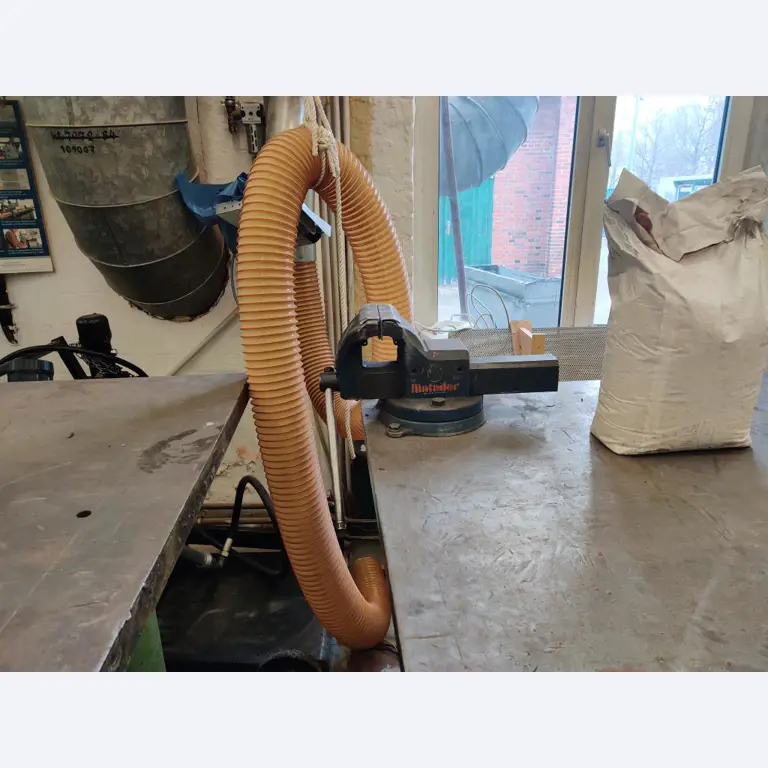 Máquinas para trabajar la madera, sistemas de extracción y herramientas manuales en buen estado en un taller/puerto de madera-3