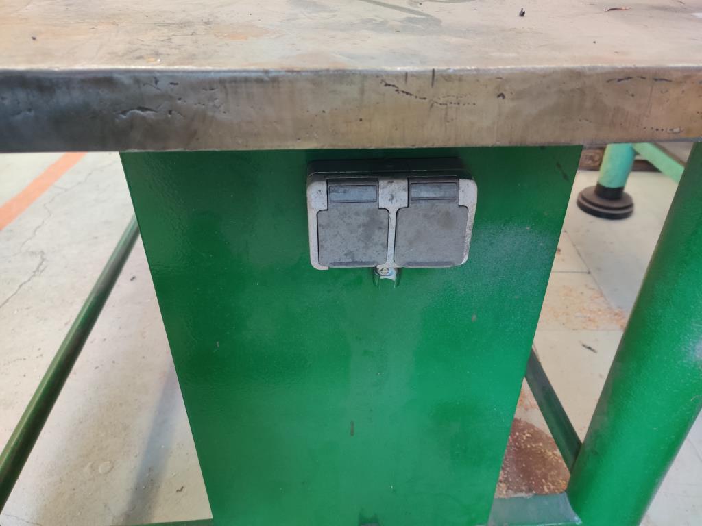 Dobře udržované dřevoobráběcí stroje, odsávací systémy a ruční nářadí v dřevařské dílně/přístavu.-4