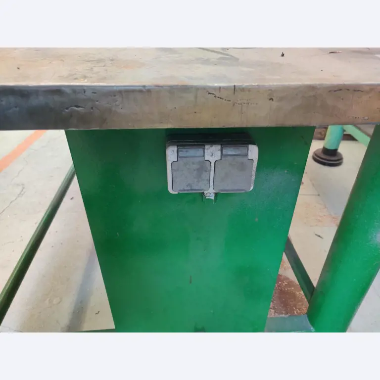 Máquinas para trabajar la madera, sistemas de extracción y herramientas manuales en buen estado en un taller/puerto de madera-4