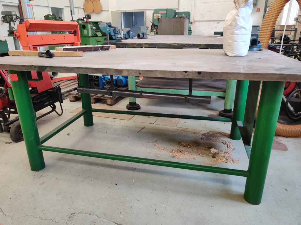 Dobře udržované dřevoobráběcí stroje, odsávací systémy a ruční nářadí v dřevařské dílně/přístavu.-5