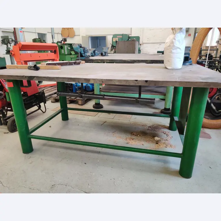 Máquinas para trabajar la madera, sistemas de extracción y herramientas manuales en buen estado en un taller/puerto de madera-5