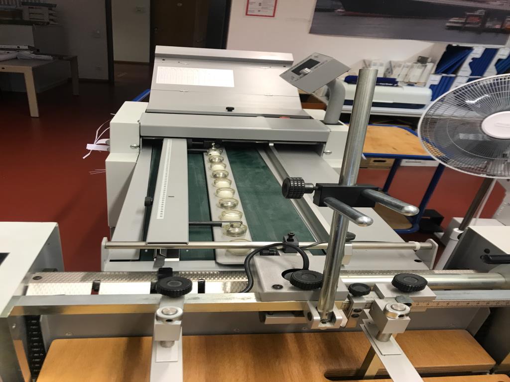 Dobře udržované dřevoobráběcí stroje, odsávací systémy a ruční nářadí v dřevařské dílně/přístavu.-7