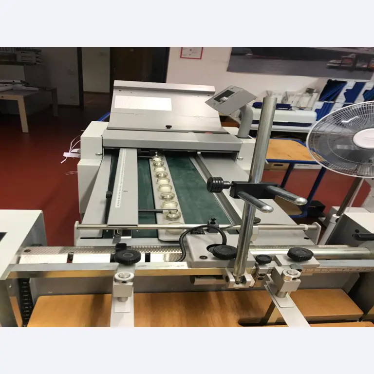 Máquinas para trabajar la madera, sistemas de extracción y herramientas manuales en buen estado en un taller/puerto de madera-7