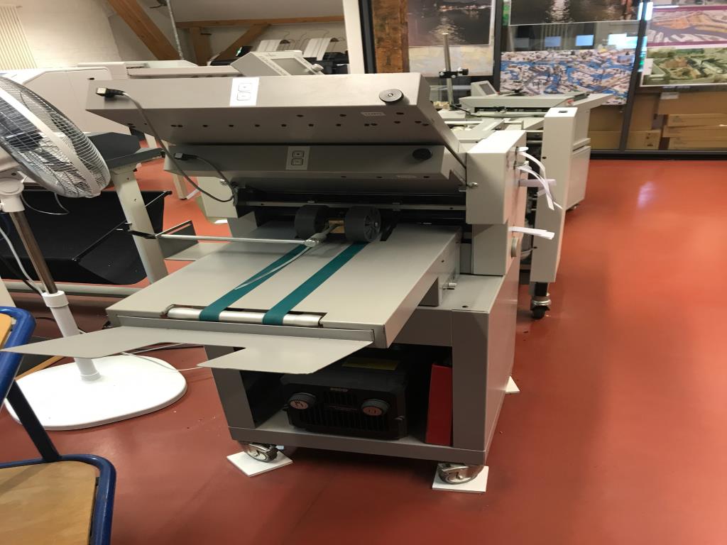 Dobře udržované dřevoobráběcí stroje, odsávací systémy a ruční nářadí v dřevařské dílně/přístavu.-8