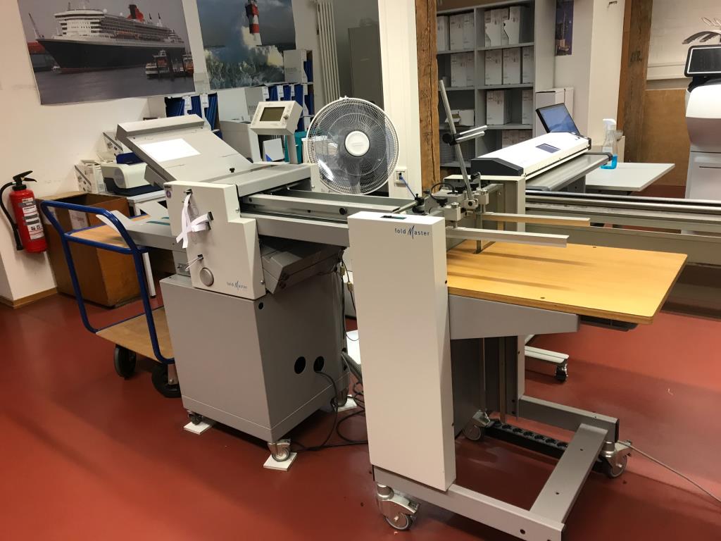 Dobře udržované dřevoobráběcí stroje, odsávací systémy a ruční nářadí v dřevařské dílně/přístavu.-9