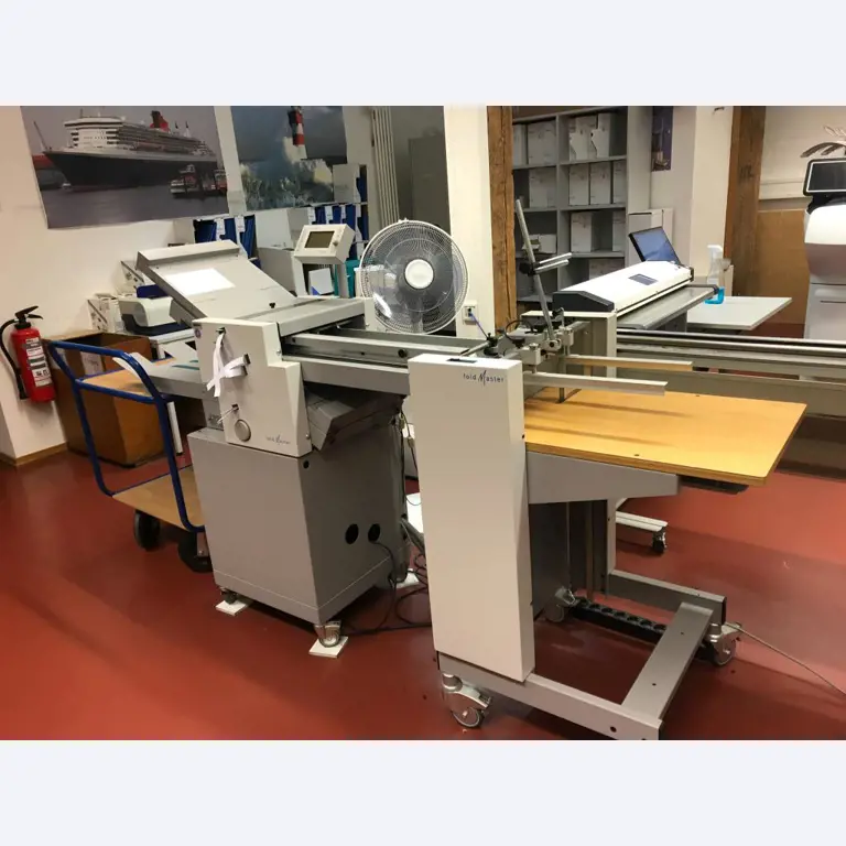 Máquinas para trabajar la madera, sistemas de extracción y herramientas manuales en buen estado en un taller/puerto de madera-9