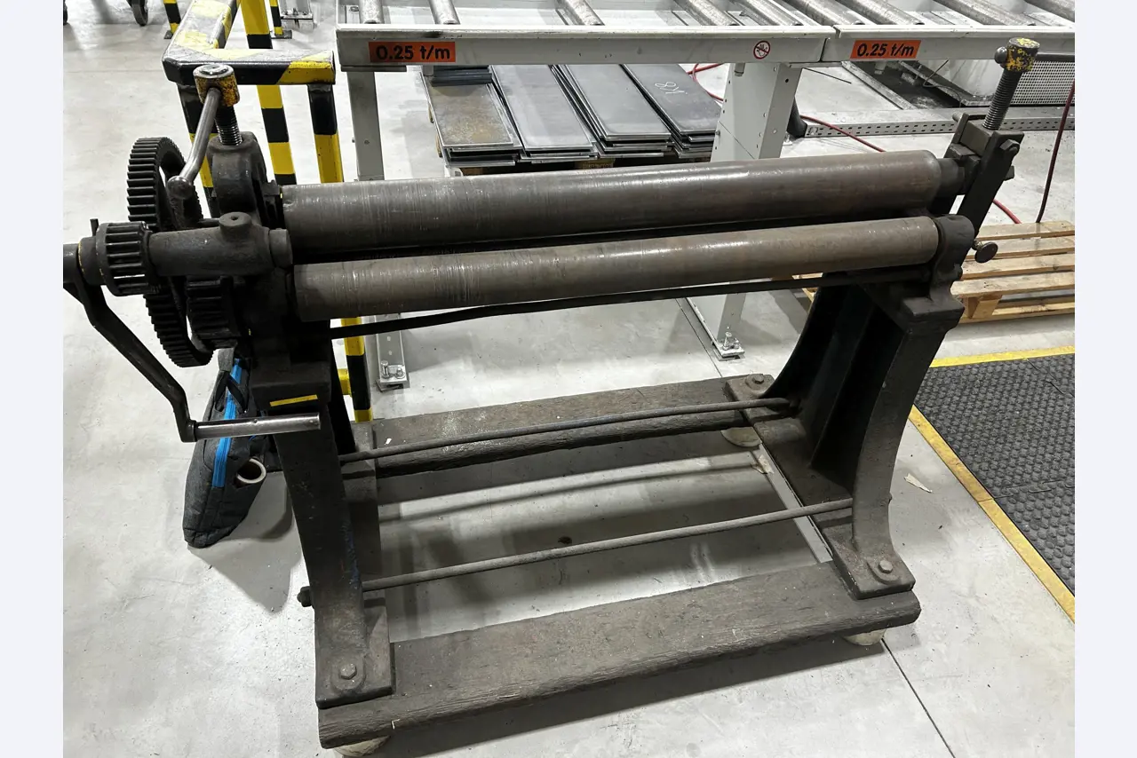 Máquinas para trabalhar madeira, sistemas de extração e ferramentas manuais em bom estado de conservação numa oficina de madeira/ porto-2