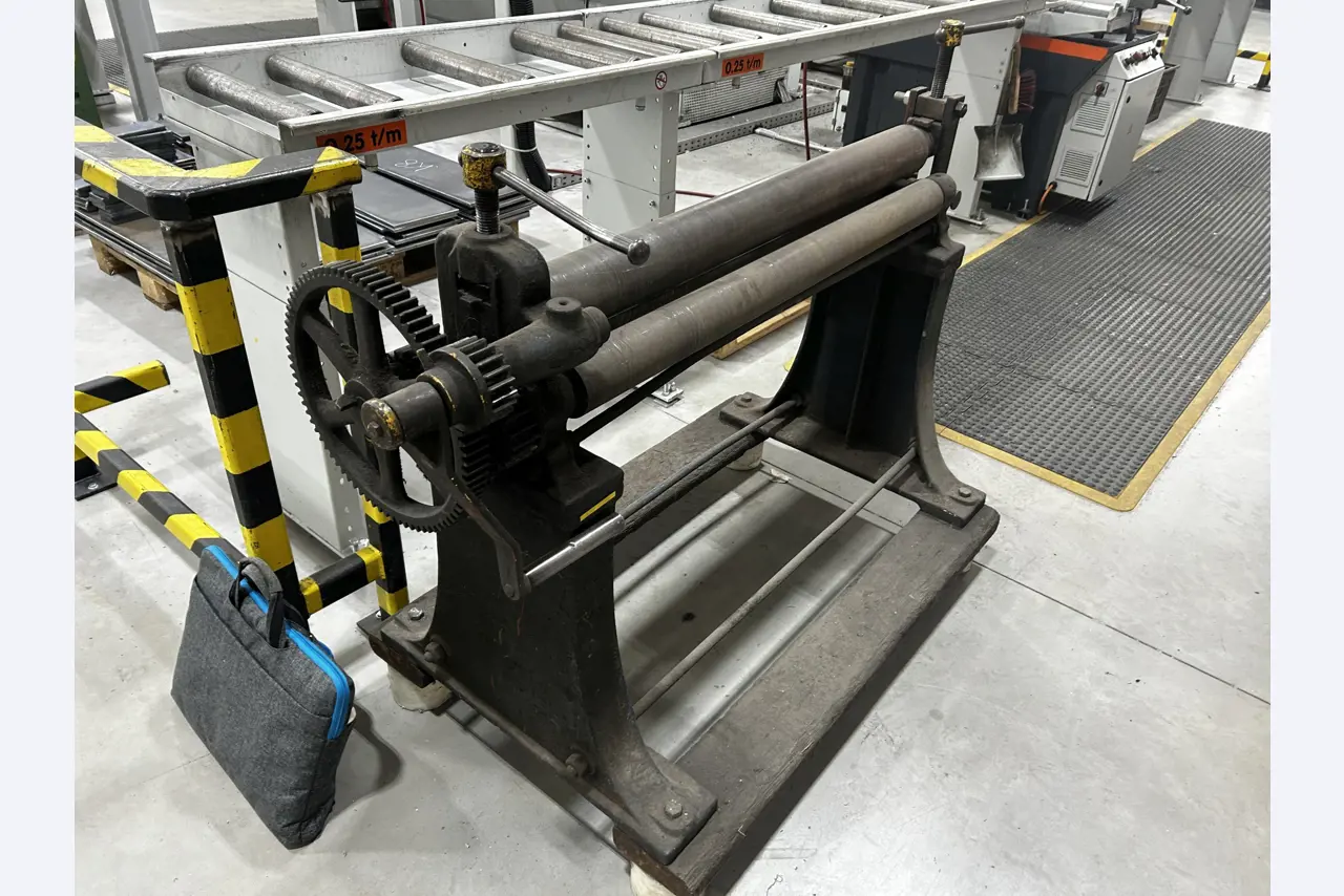 Máquinas para trabalhar madeira, sistemas de extração e ferramentas manuais em bom estado de conservação numa oficina de madeira/ porto-1