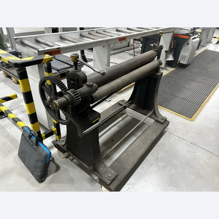 Máquinas para trabalhar madeira, sistemas de extração e ferramentas manuais em bom estado de conservação numa oficina de madeira/ porto-1