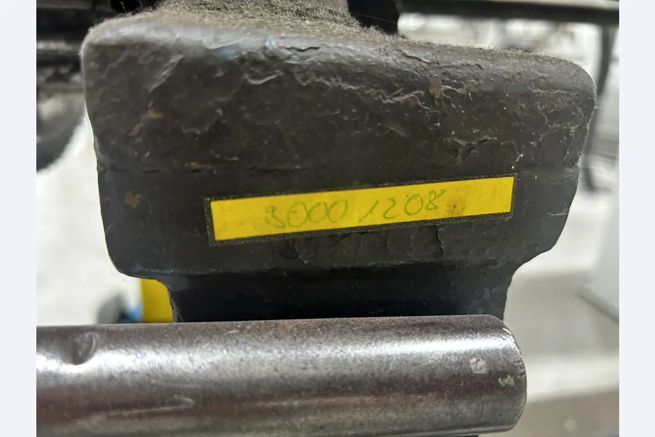 Máquinas para trabalhar madeira, sistemas de extração e ferramentas manuais em bom estado de conservação numa oficina de madeira/ porto-3