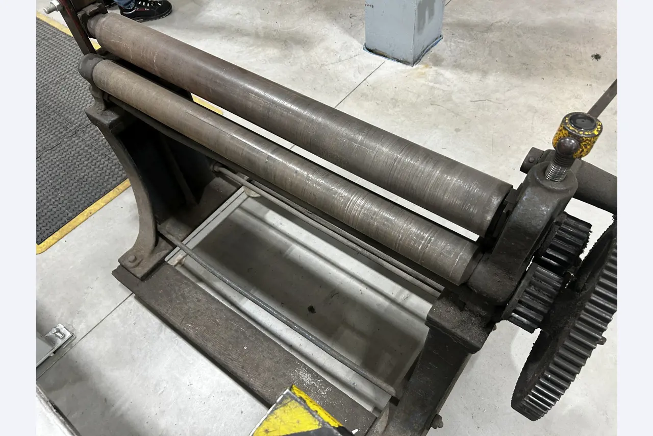 Máquinas para trabalhar madeira, sistemas de extração e ferramentas manuais em bom estado de conservação numa oficina de madeira/ porto-4