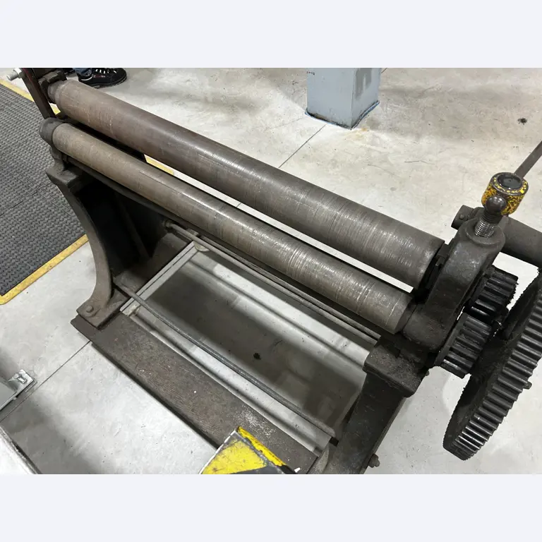 Máquinas para trabalhar madeira, sistemas de extração e ferramentas manuais em bom estado de conservação numa oficina de madeira/ porto-4