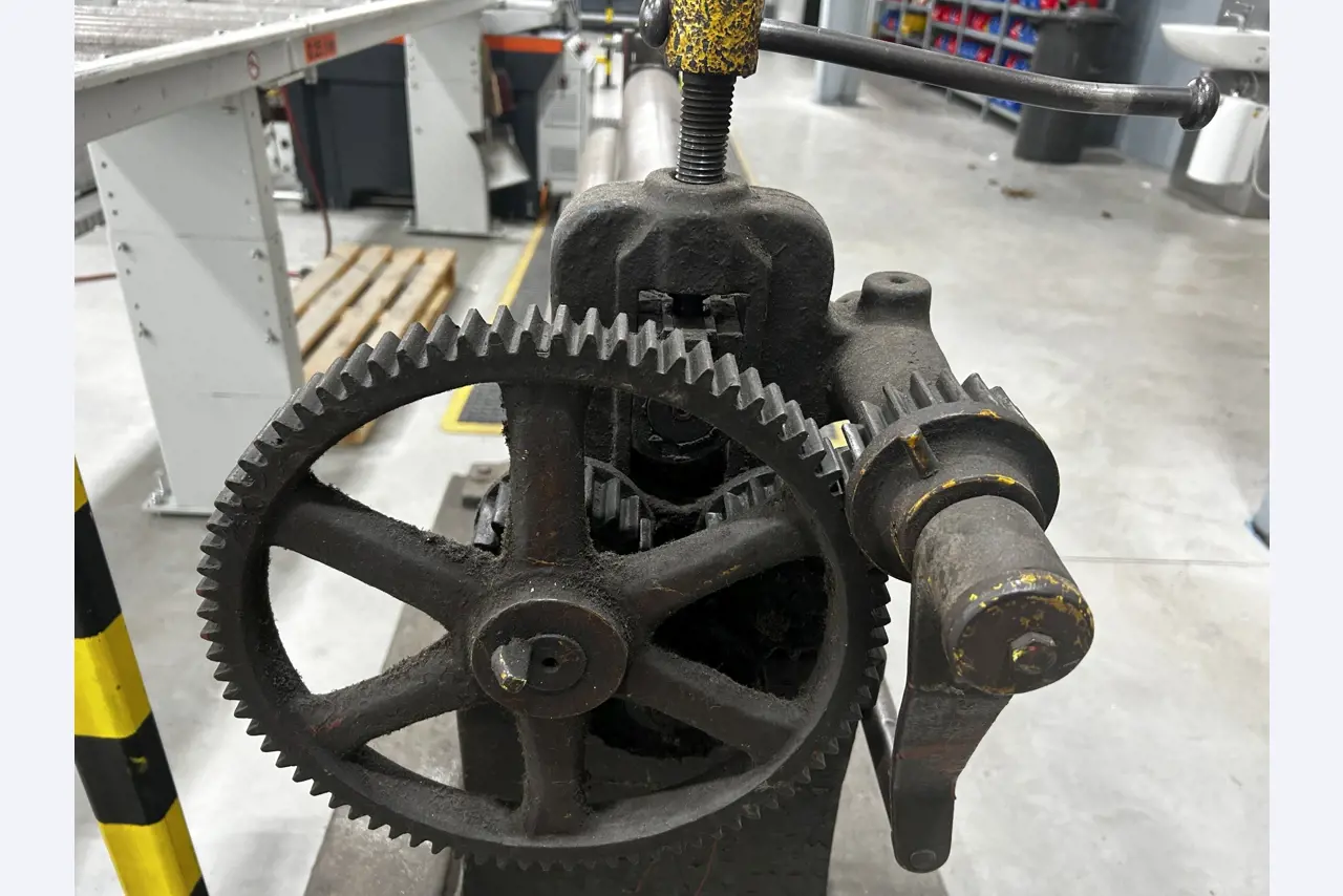 Máquinas para trabalhar madeira, sistemas de extração e ferramentas manuais em bom estado de conservação numa oficina de madeira/ porto-5