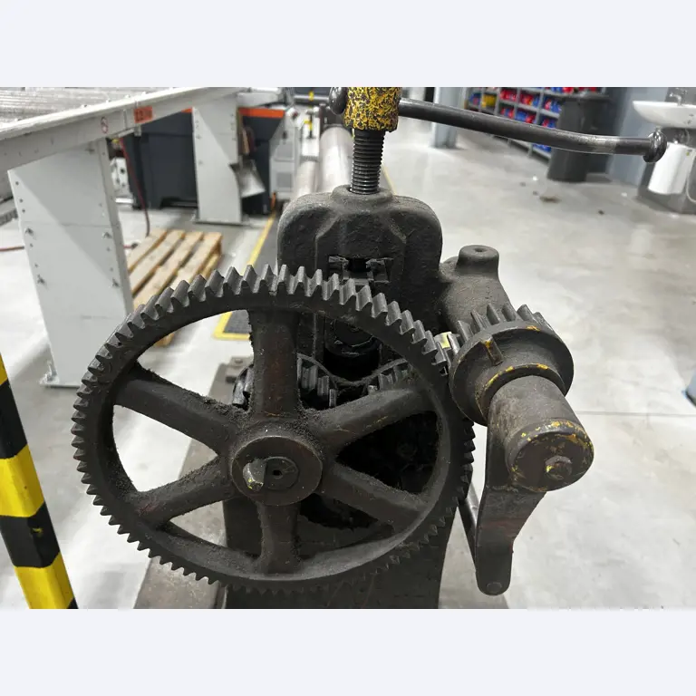 Máquinas para trabalhar madeira, sistemas de extração e ferramentas manuais em bom estado de conservação numa oficina de madeira/ porto-5