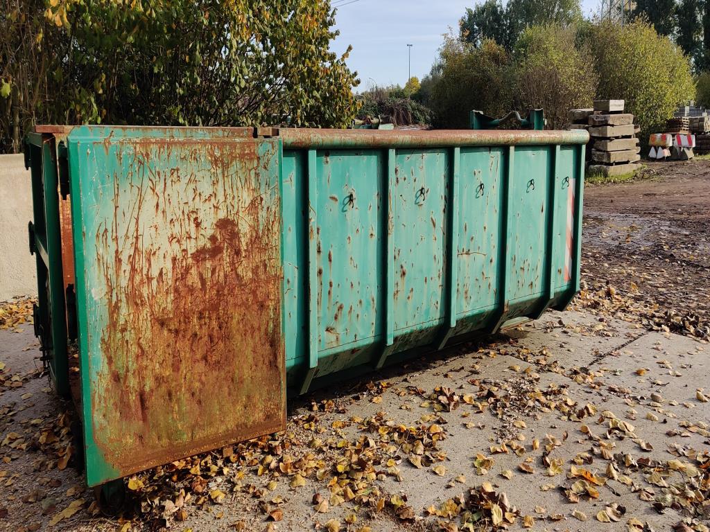 Gepflegte Holzbearbeitungsmaschinen, Absauganlagen und Handarbeitsgeräte einer Holzwerkstatt/ Hafen-6