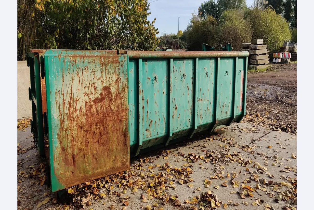 Máquinas para trabalhar madeira, sistemas de extração e ferramentas manuais em bom estado de conservação numa oficina de madeira/ porto-6