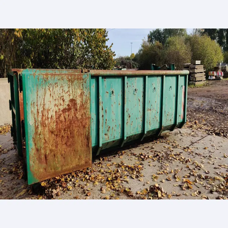 Máquinas para trabalhar madeira, sistemas de extração e ferramentas manuais em bom estado de conservação numa oficina de madeira/ porto-6