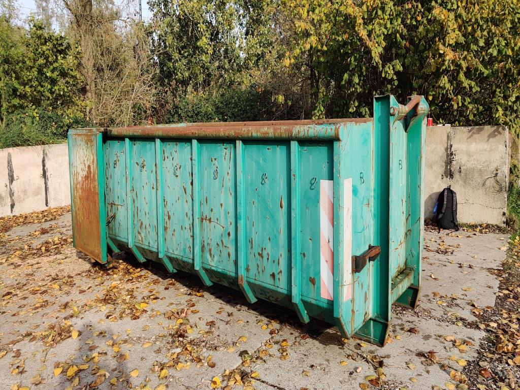 Gepflegte Holzbearbeitungsmaschinen, Absauganlagen und Handarbeitsgeräte einer Holzwerkstatt/ Hafen-7